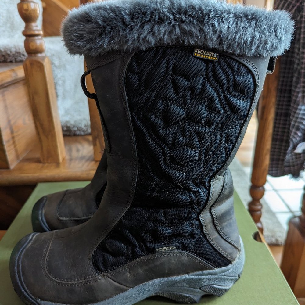 KEEN Betty Boot II Women's size 7  Color:  Raven/Gargoyle